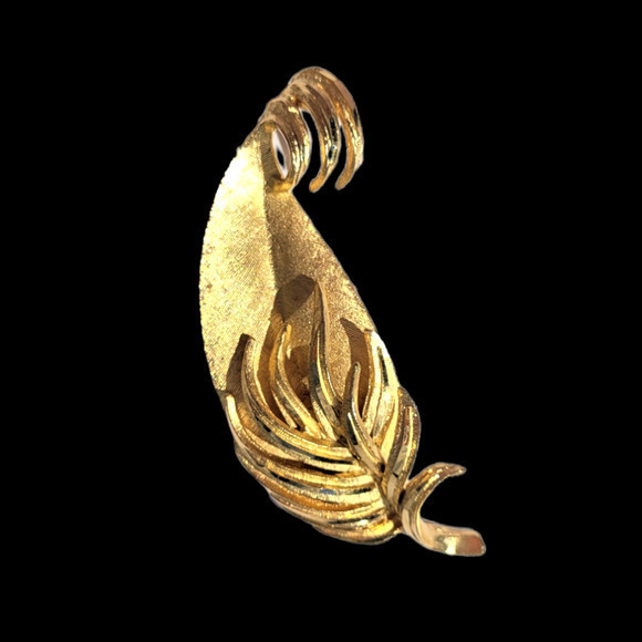 Vintage Mid Century Signed BSK Gold Tone Textured Finish Lapel Leaf Pin Brooch - Picture 1 of 6